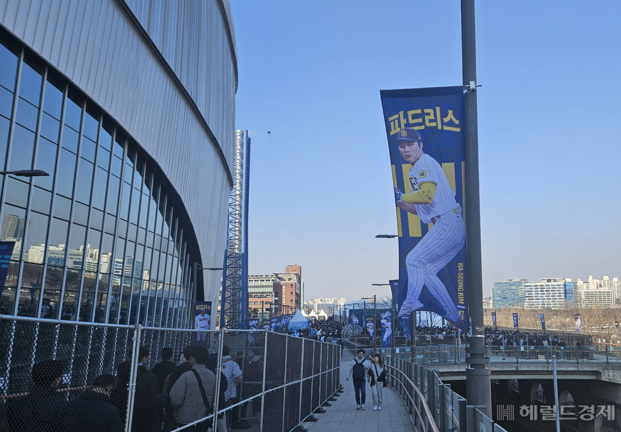 21일 미국 프로야구 메이저리그(MLB) 서울시리즈의 마지막 경기를 앞두고 야구팬들이 기념품을 사기 위해 긴 줄을 서고 있다. 이용경 기자