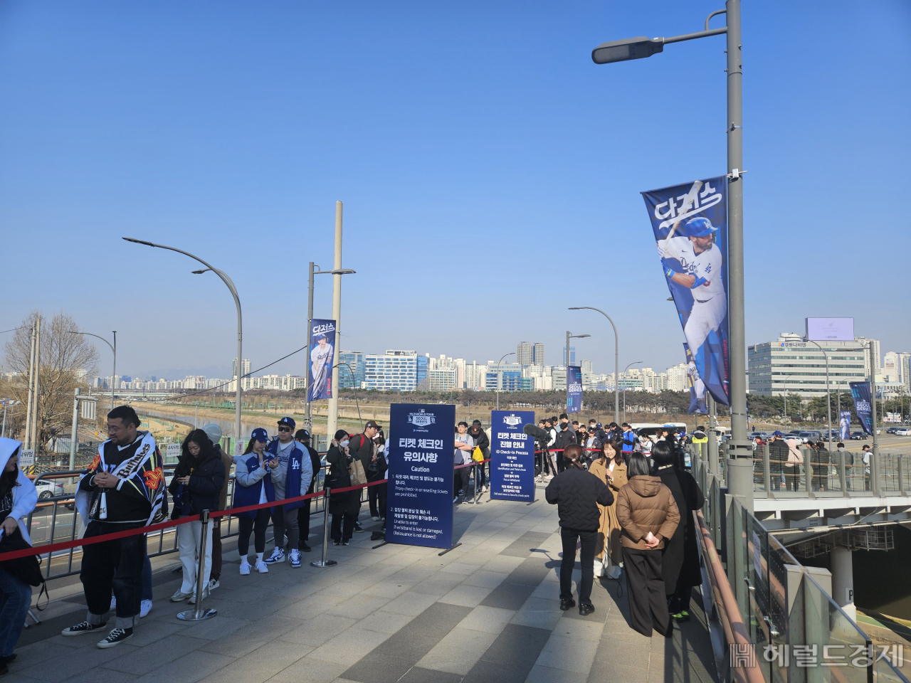 21일 미국 프로야구 메이저리그(MLB) 서울시리즈의 마지막 경기를 앞두고 야구팬들이 티켓 체크인을 위해 긴 줄을 서고 있다. 이용경 기자