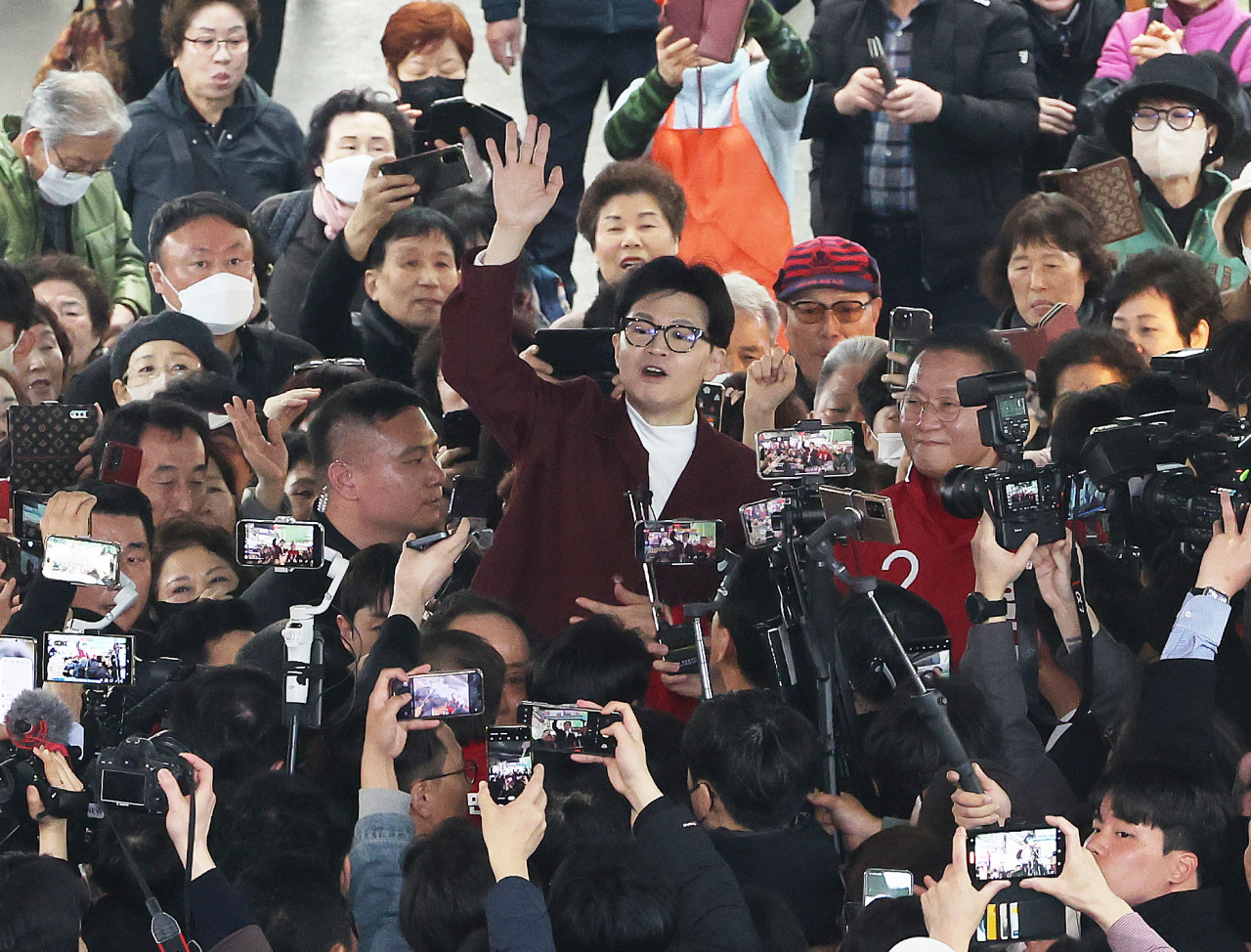 국민의힘 한동훈 총괄선대위원장이 21일 대구 중구 서문시장에서 지역 후보들과 함께 지지를 호소하고 있다. [연합]