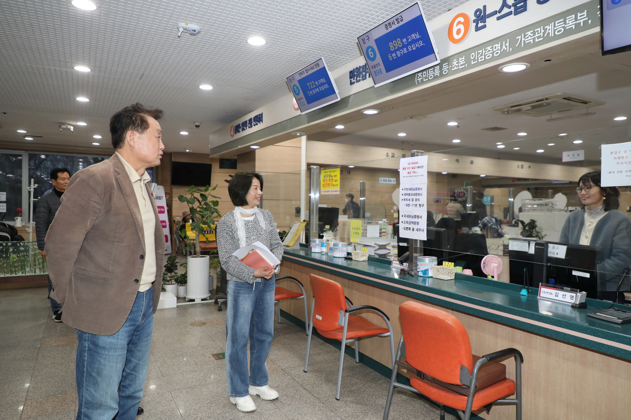 하은호 군포시장이 야간민원실을 방문했다.[군포시 제공]