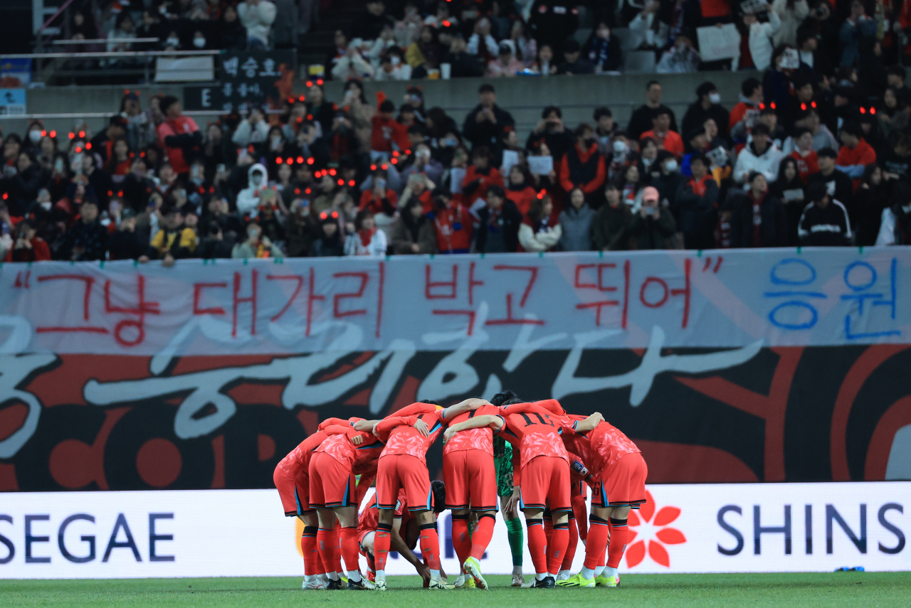 21일 서울월드컵경기장에서 열린 2026 북중미 월드컵 아시아 지역 2차 예선 C조 3차전 한국과 태국의 경기에 앞서 한국 선발 선수들이 모여 있다. 지난 13일 대한축구협회는 태국전 티켓이 전석 매진됐다고 밝힌 바 있다. [연합]
