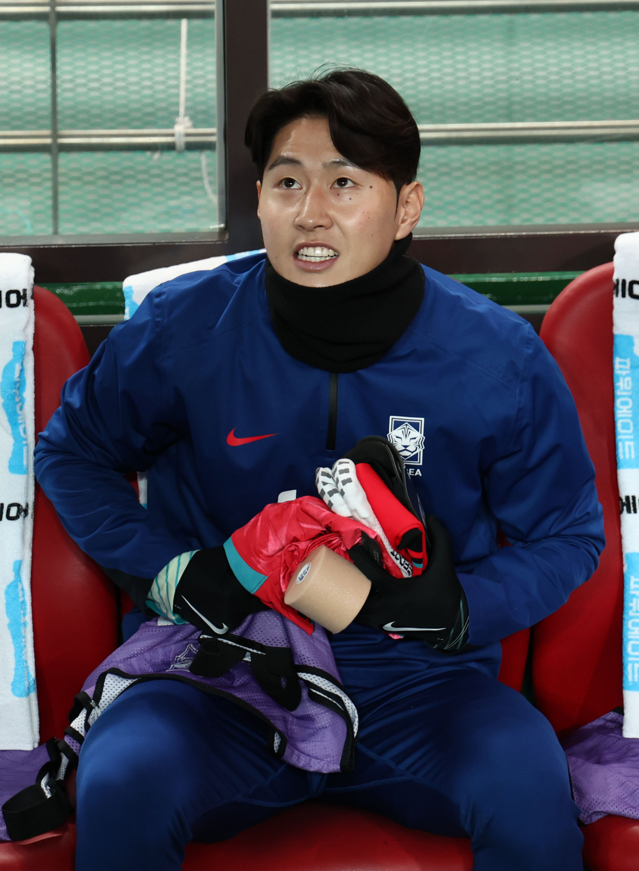 21일 서울월드컵경기장에서 열린 2026 북중미 월드컵 아시아 지역 2차 예선 C조 3차전 한국과 태국의 경기. 교체 멤버에 포함된 이강인이 입장해 벤치에 앉아있다. [연합]