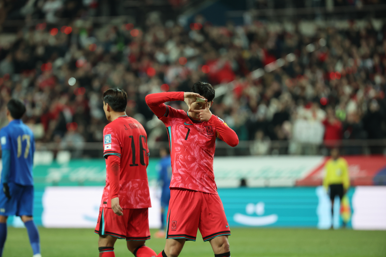 21일 서울월드컵경기장에서 열린 2026 북중미 월드컵 아시아 지역 2차 예선 C조 3차전 한국과 태국의 경기. 전반 대한민국 주장 손흥민이 자신의 A매치 45번째 골을 넣은 뒤 세리머니를 펼치고 있다. [연합]