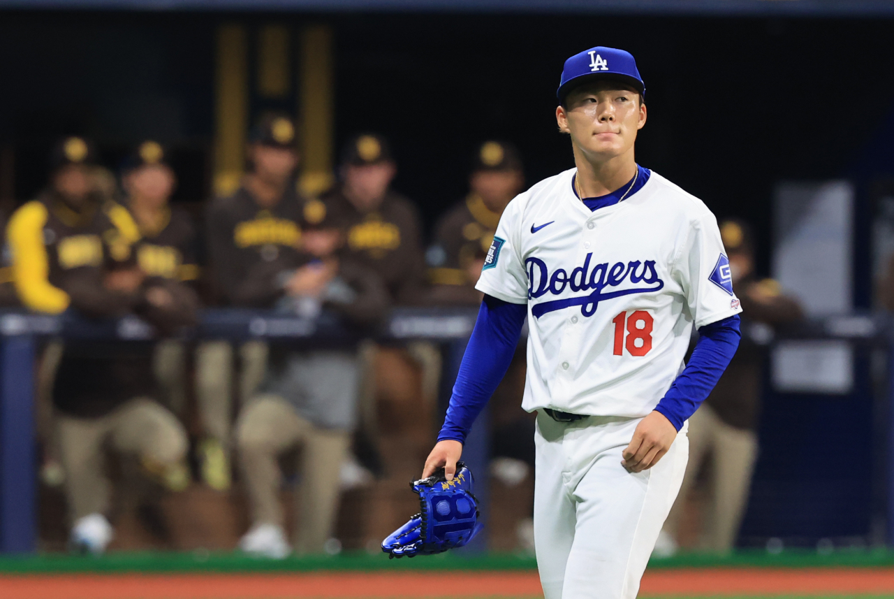 21일 서울 고척스카이돔에서 열린 2024 미국 메이저리그(MLB) 월드투어 서울 시리즈 공식 개막전 샌디에이고 파드리스와 LA 다저스의 2차전 경기에서 다저스 선발 야마모토 요시노부가 이닝을 마친 뒤 더그아웃으로 향하고 있다. [연합]