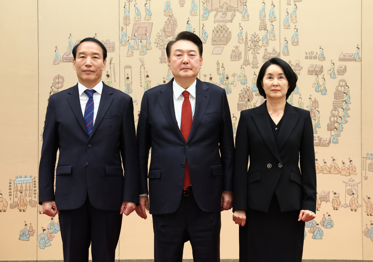 윤석열 대통령이 21일 서울 용산 대통령실 청사에서 주기환 전 국민의힘 광주시당위원장에게 대통령 민생특보 임명장을 수여한 뒤 배우자와 함께 기념 촬영을 하고 있다.[연합]