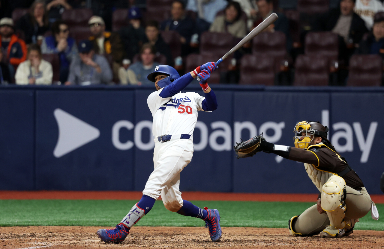 21일 서울 고척스카이돔에서 열린 미국프로야구(MLB) 서울시리즈 샌디에이고 파드리스 대 LA 다저스 2차전 경기에서 5회말 1사 1루 상황 LA 다저스 무키 베츠가 좌월 투런 홈런을 날리고 있다. [연합]