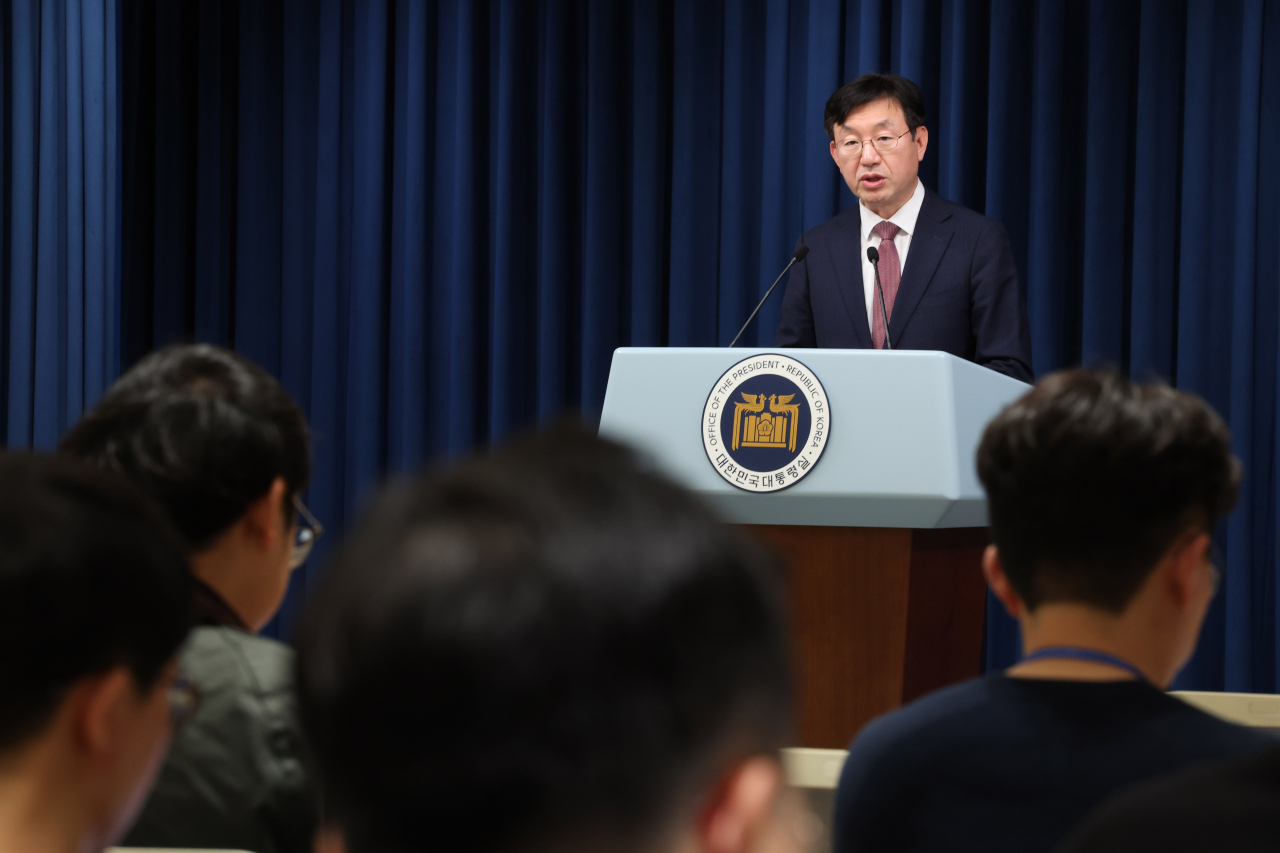 성태윤 대통령실 정책실장이 지난 17일 서울 용산 대통령실 청사에서 민생토론회와 관련해 현안 브리핑을 하고 있다. [연합]