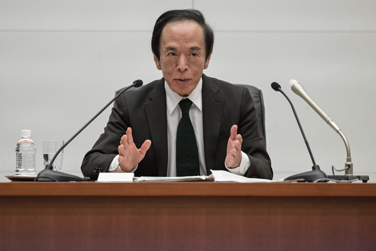 우에다 가즈오 일본은행 총재가 19일 도쿄 일본은행에서 기자회견을 열고 금리 인상에 대해 설명하고 있다. 이날 일본은행은 2007년 2월 이후 약 17년 만에 금리를 인상하며 마이너스 금리 정책을 해제했다. [연합]