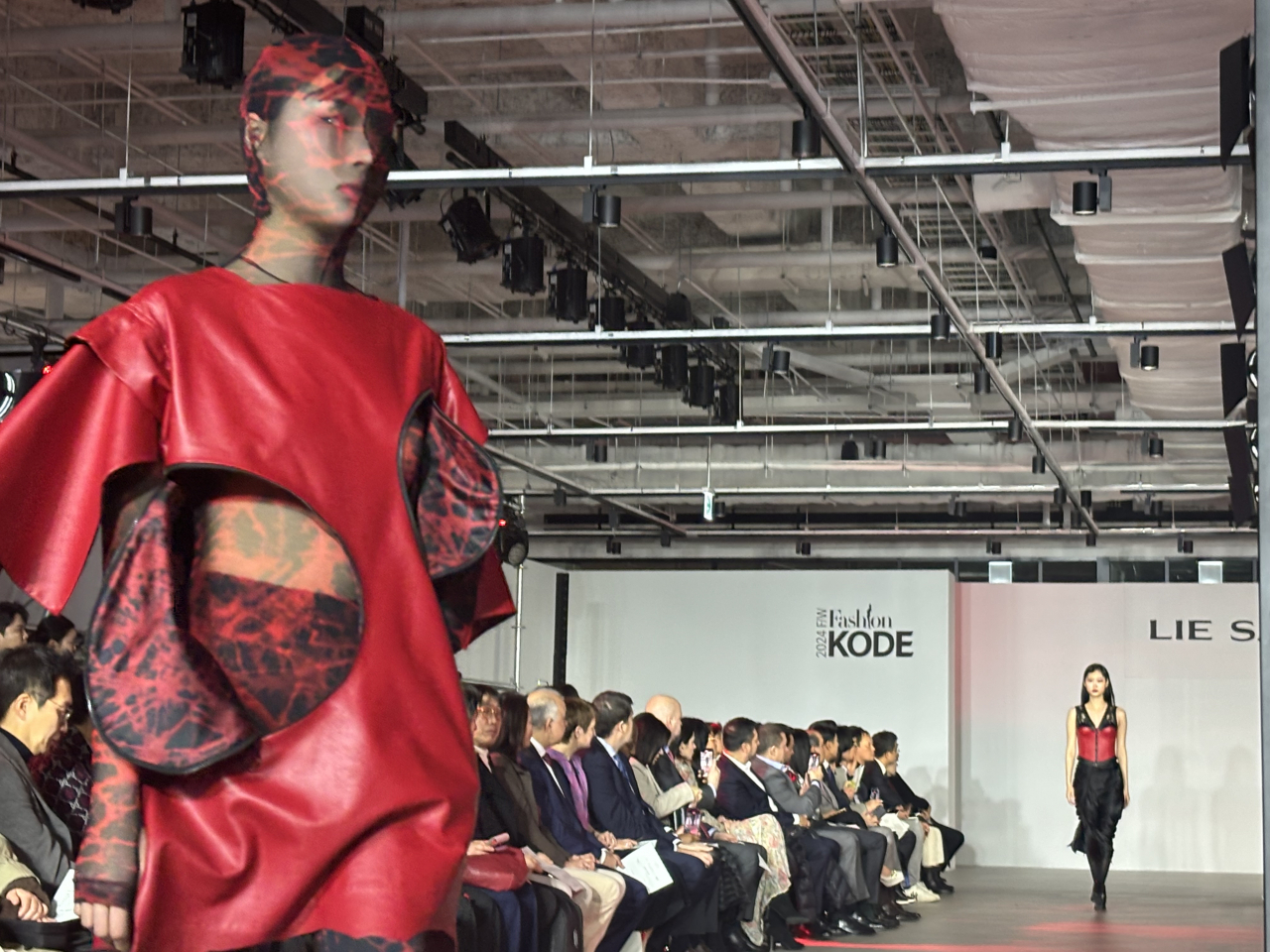 21일 서울 강남구 코엑스 더플라츠에서 열린 ‘2024 FW 패션코드 오프닝 패션쇼’에서 이상봉 디자이어의 FW 컬렉션 런웨이가 진행 중이다. 김희량 기자