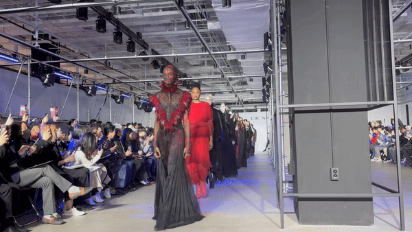 21일 서울 강남구 코엑스 더플라츠에서 열린 ‘2024 FW 패션코드 오프닝 패션쇼’에서 이상봉 디자이어의 FW 컬렉션 런웨이가 진행 중이다. 김희량 기자