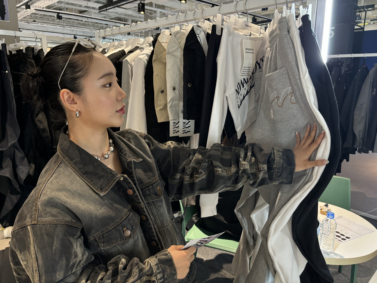 뉴웨이브보이즈의 이지 디자이너가 브랜드의 상징인 물결 자수가 새겨진 바지 제품을 소개하고 있다. 김희량 기자