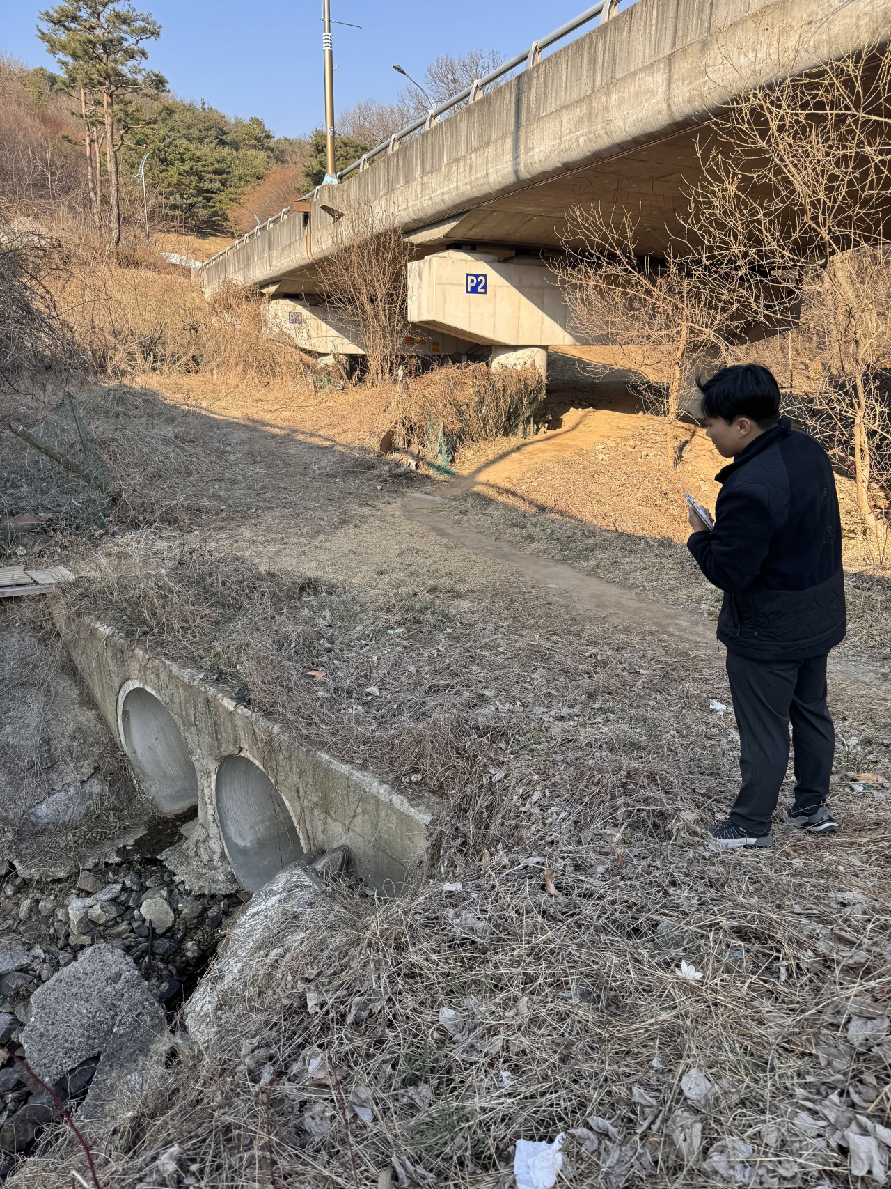 성남시 관계자가 이매동 소교량과 세천에 대한 현장점검을 실시하고 있다.[성남시 제공]