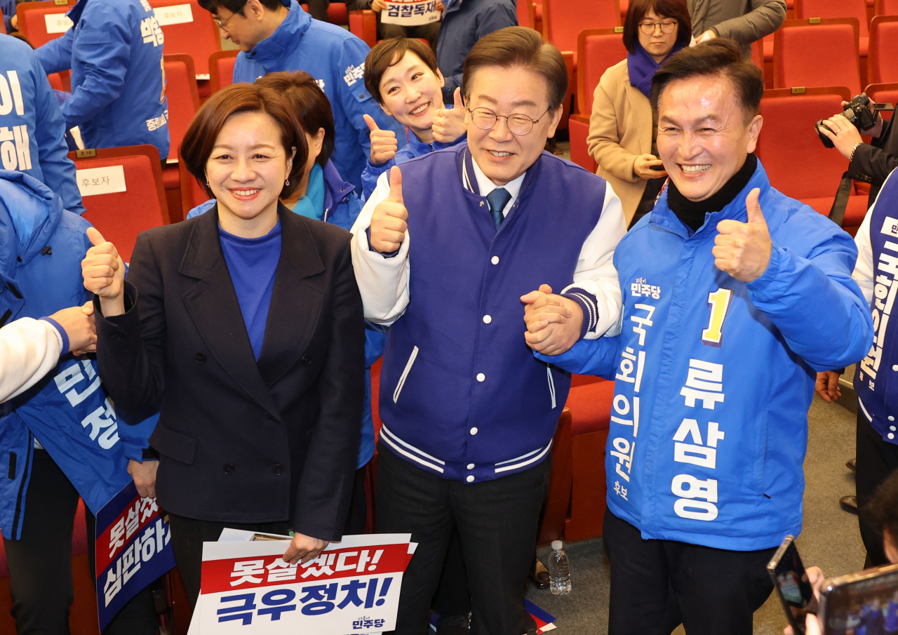 20일 국회에서 열린 더불어민주당 서울시당 선거대책위원회 출범식에서 이재명(앞줄 가운데) 대표가 조수진(왼쪽), 류삼영 후보 등과 기념촬영을 하고 있다. [연합]