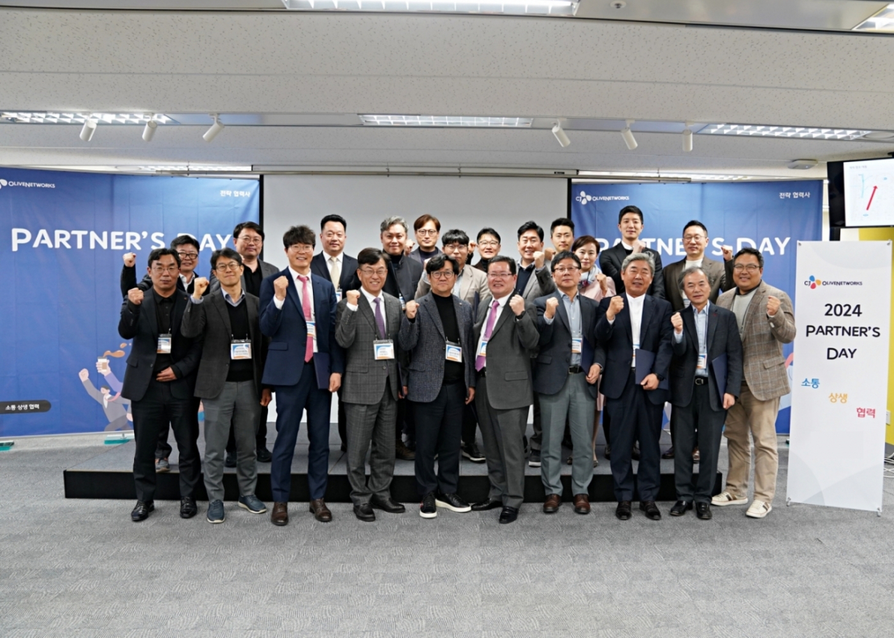 CJ올리브네트웍스가 20일 개최한 ‘파트너스데이’에서 임원진과 IT 인프라 및 솔루션 분야 협력사 대표 등이 함께 기념사진을 촬영하는 모습. 왼쪽에서 다섯 번째 유인상 CJ올리브네트웍스 대표이사.[CJ올리브네트웍스 제공]