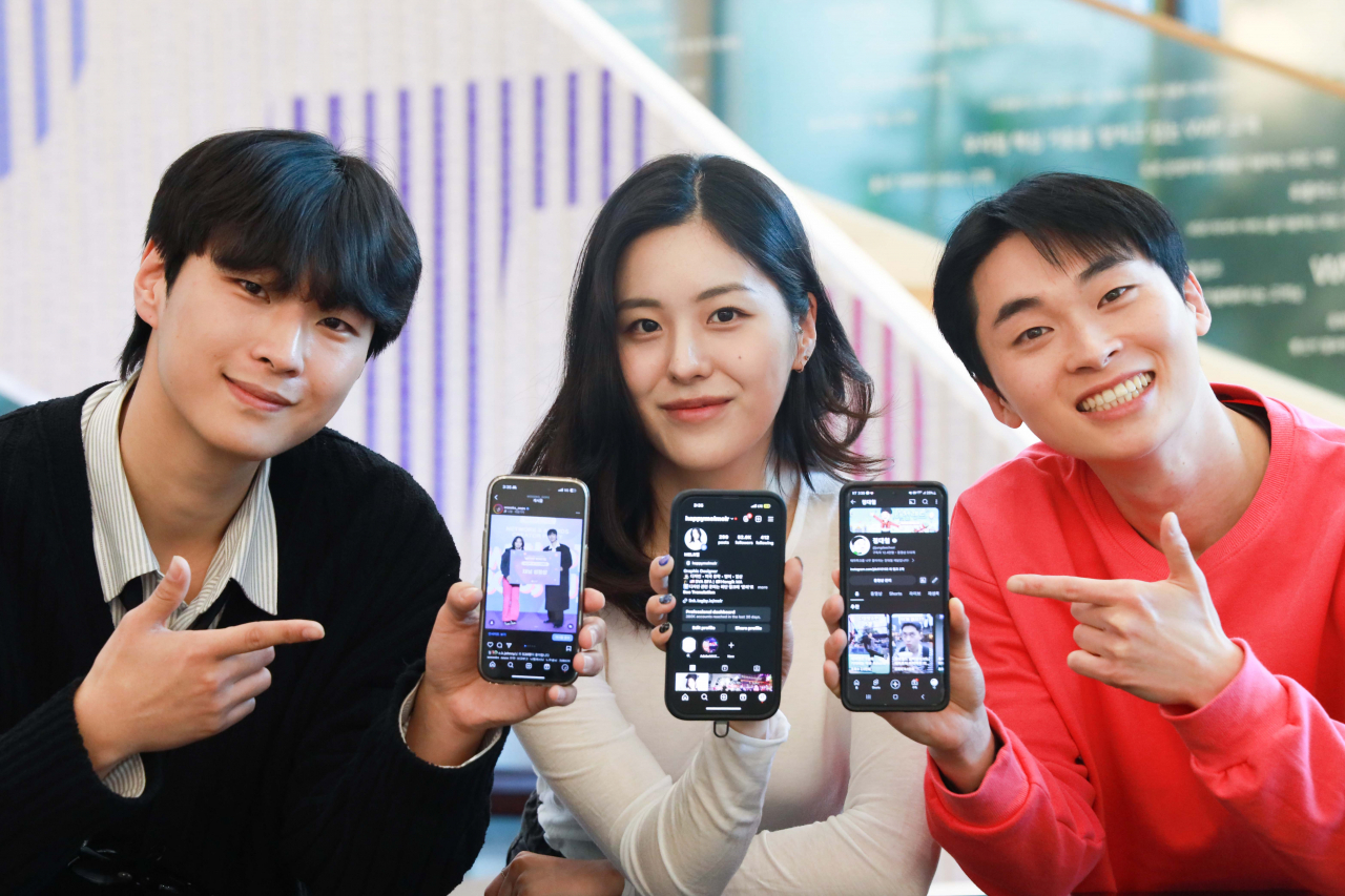 (왼쪽부터)'우기' 김영욱 씨, '멜' 변유진 씨, 정대철 씨 등 와이낫부스터스 시즌 2 우승자들이 용산 사옥에서 기념촬영을 하고 있다. 각자 자신의 활동 플랫폼을 보여주는 모습. [LG유플러스 제공]