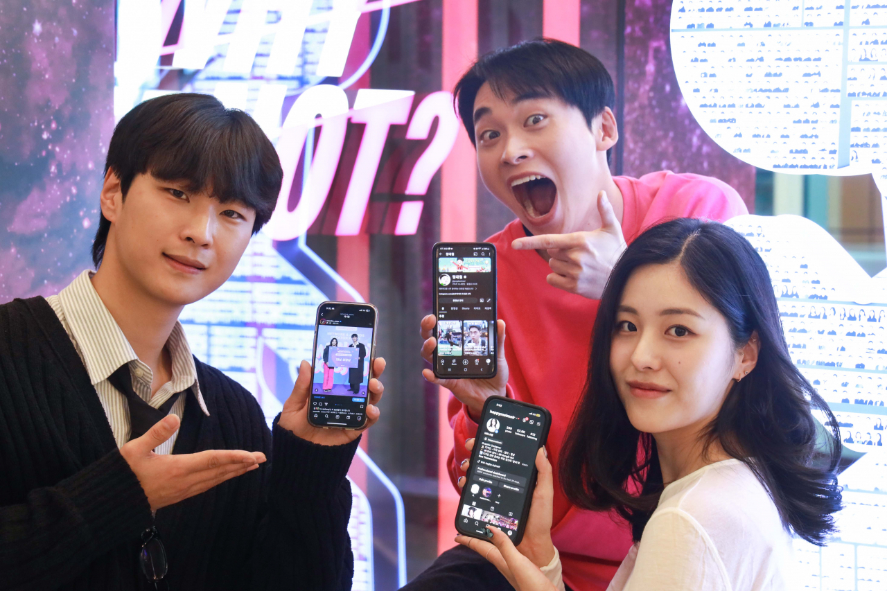 (왼쪽부터)'우기' 김영욱 씨, '멜' 변유진 씨, 정대철 씨 등 와이낫부스터스 시즌 2 우승자들이 용산 사옥에서 기념촬영을 하고 있다. [LG유플러스 제공]