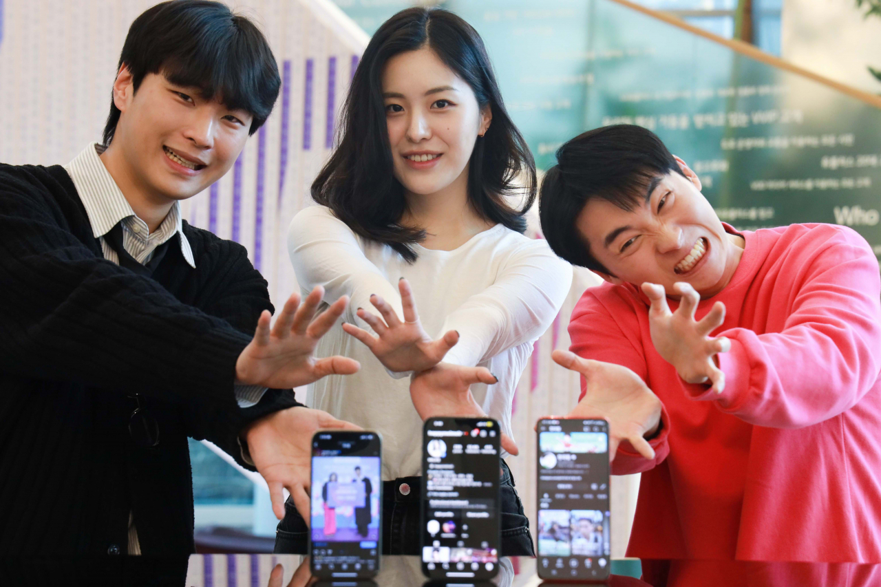 (왼쪽부터)'우기' 김영욱 씨, '멜' 변유진 씨, 정대철 씨 등 와이낫부스터스 시즌 2 우승자들이 용산 사옥에서 기념촬영을 하고 있다. [LG유플러스 제공]