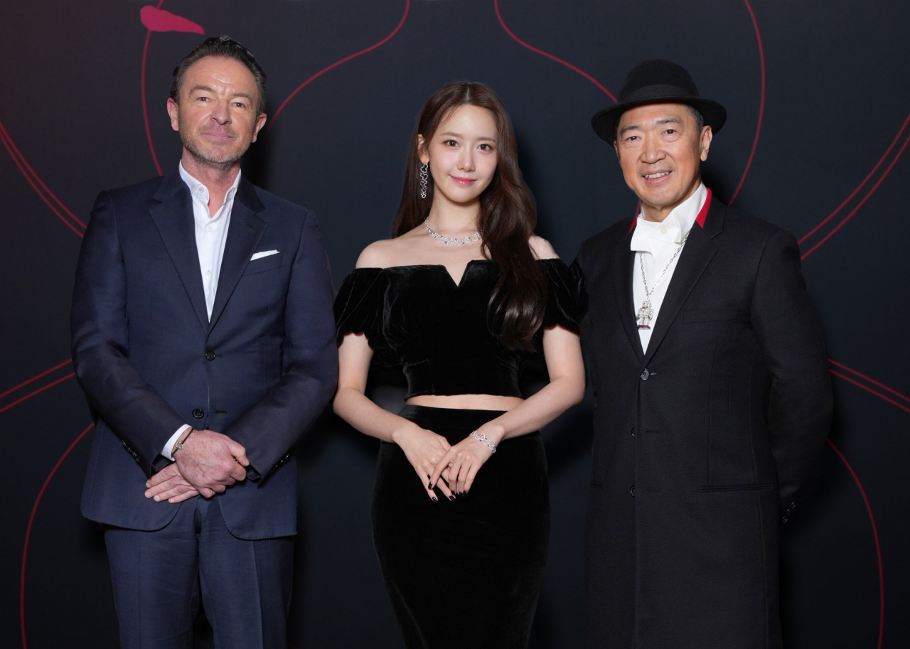 키린 일본점 테이프 커팅식 직후 핵심 관계자들이 카메라를 향해 포즈를 취하고 있다. [키린 제공]
