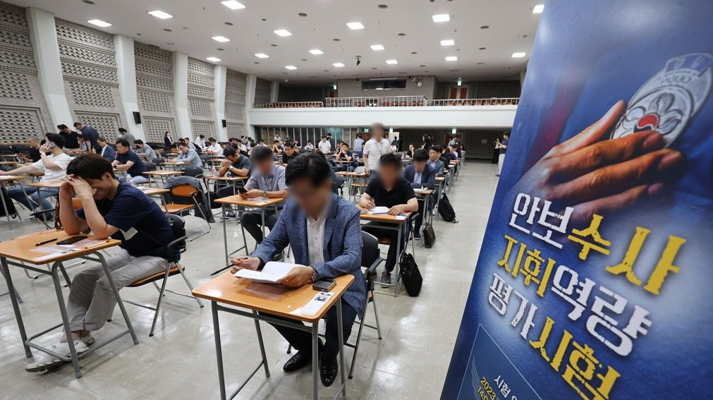 지난해 6월 경찰청 대강당에서 안보수사 지휘역량 평가시험에 응시한 시·도경찰청 안보수사팀장과 책임수사관들이 평가시험을 치르는 모습[연합]