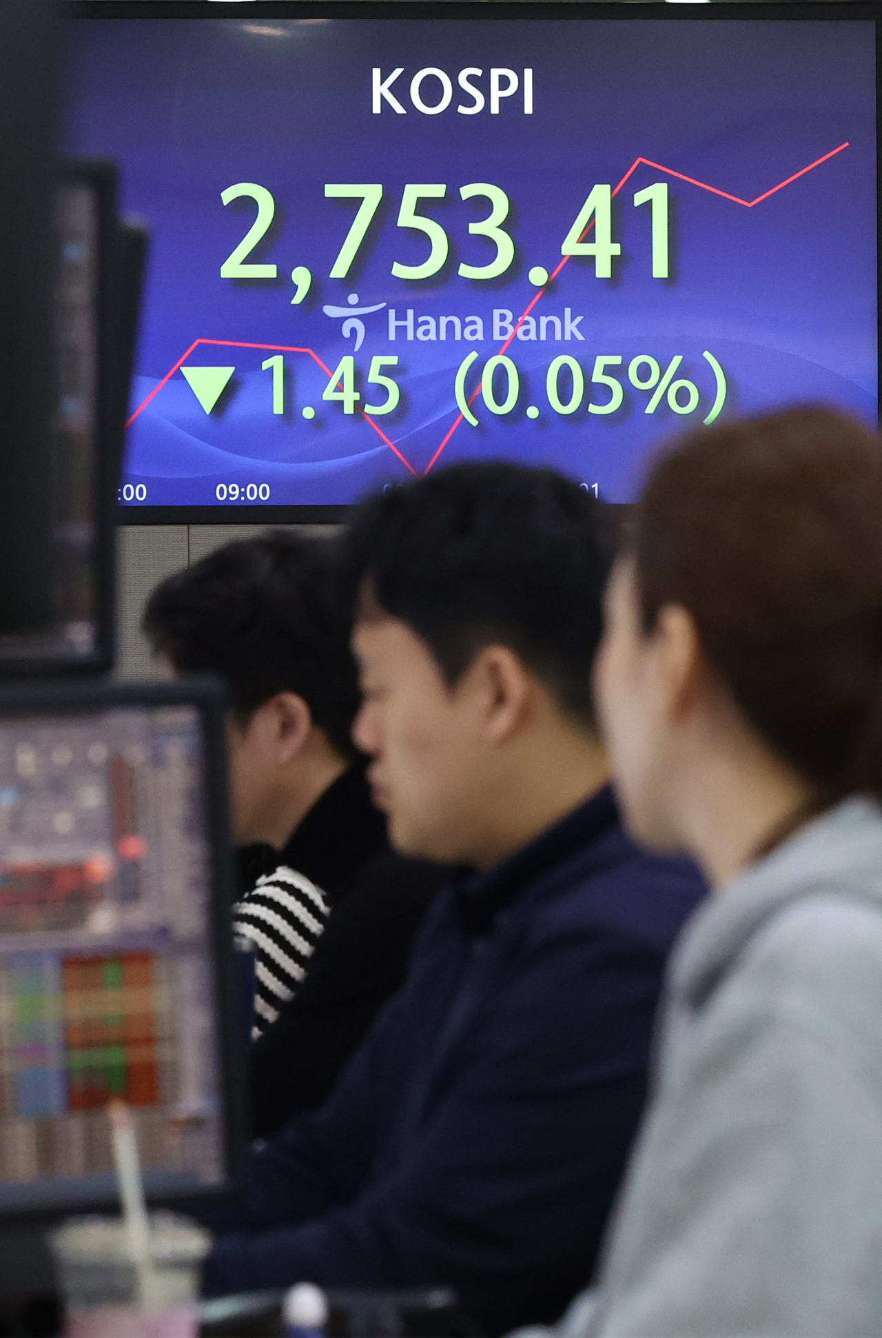 An electronic board showing the Korea Composite Stock Price Index at a dealing room of the Hana Bank headquarters in Seoul on Friday. (Yonhap)