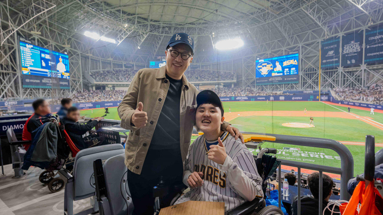 강한승 쿠팡 대표가 ‘쿠팡플레이와 함께 하는 MLB 월드투어 서울 시리즈 2024’ 오프닝 경기를 관람하러 고척스카이돔을 찾은 난치병 투병 어린이와 기념촬영을 하고 있다. [쿠팡 제공]