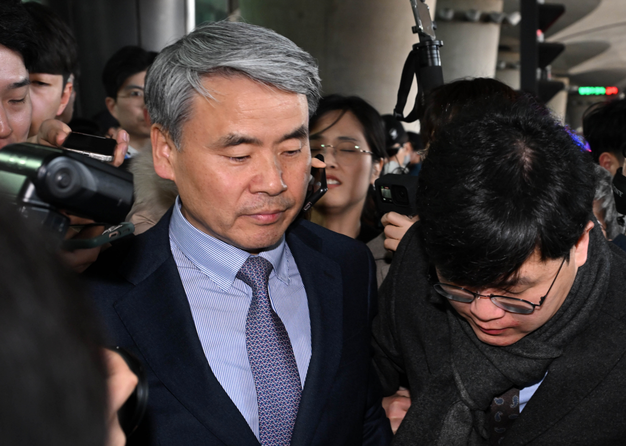 이종섭 주 호주대사가 21일 인천국제공항 1터미널을 통해 귀국해 대기하고 있던 차량에 오르고 있다. 이상섭 기자