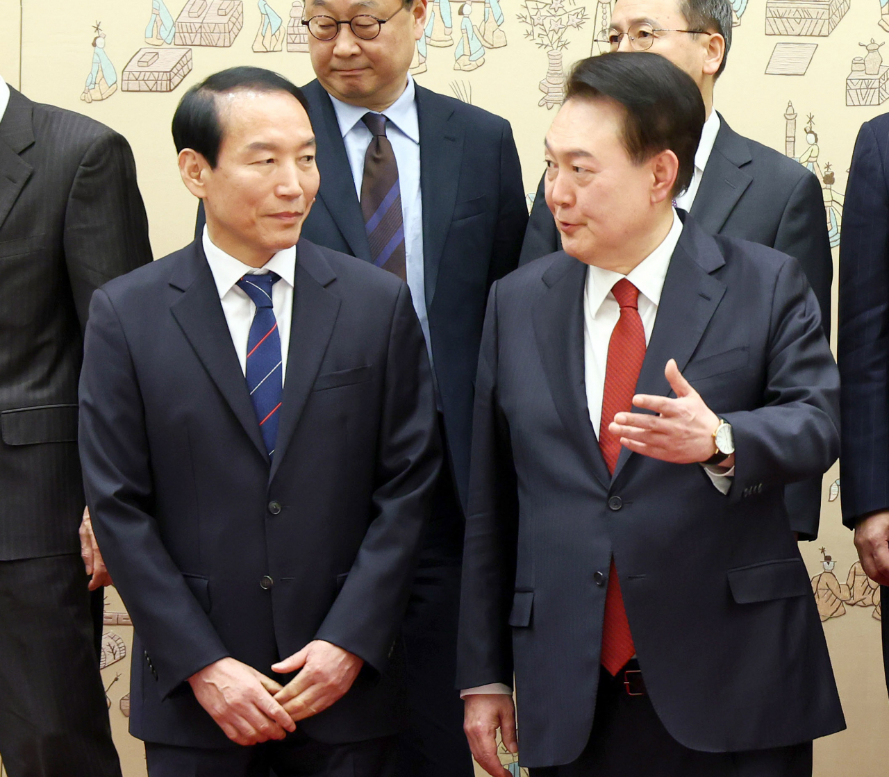 윤석열 대통령이 21일 서울 용산 대통령실 청사에서 주기환 전 국민의힘 광주시당위원장에게 대통령 민생특보 임명장을 수여한 뒤 환담장으로 안내하고 있다. [연합]