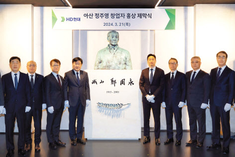 이기동(왼쪽부터) HD현대마린솔루션 대표, 이동욱 HD현대사이트솔루션 대표, 주영민 HD현대오일뱅크 대표, 권오갑 HD현대 회장, 정기선 HD현대 부회장, 조영철 HD현대사이트솔루션 대표, 오승현 HD현대인프라코어 대표, 최철곤 HD현대건설기계 대표 [HD현대 제공]