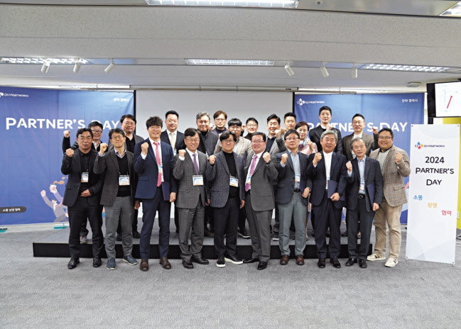 CJ올리브네트웍스가 개최한 ‘파트너스데이’에서 유인상(앞줄 왼쪽 다섯 번째) 대표를 비롯한 CJ올리브네트웍스 경영진과 IT 인프라·솔루션 분야 협력사 대표 등이 함께 파이팅을 외치고 있다. [CJ올리브네트웍스 제공]