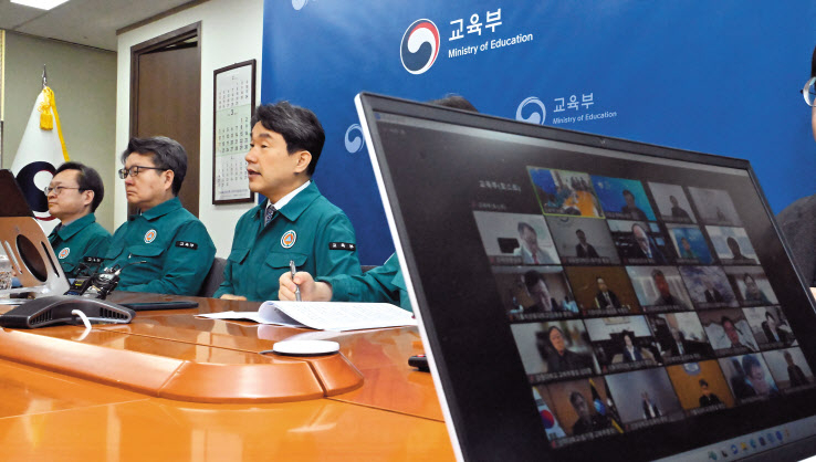 이주호(왼쪽 세 번째) 사회부총리 겸 교육부 장관이 22일 서울 종로구 정부서울청사에서 열린 의대 운영대학 총장 간담회에 참석해 모두발언을 하고 있다. 이 부총리는 간담회를 통해 의대 증원에 반발하는 의대생의 집단행동 중단을 당부하는 한편 전국 의대 총장에게 대학별 교육여건 개선계획을 마련하도록 요청했다. 임세준 기자