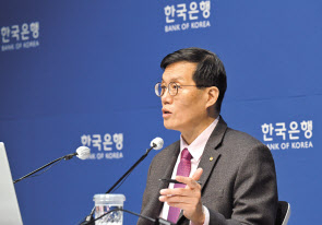 이창용 한국은행 총재가 22일 서울 중구 한국은행에서 열린 금융통화위원회 통화정책방향 기자간담회에서 기준금리 동결 배경과 향후 전망에 대해 설명하고 있다. [연합]