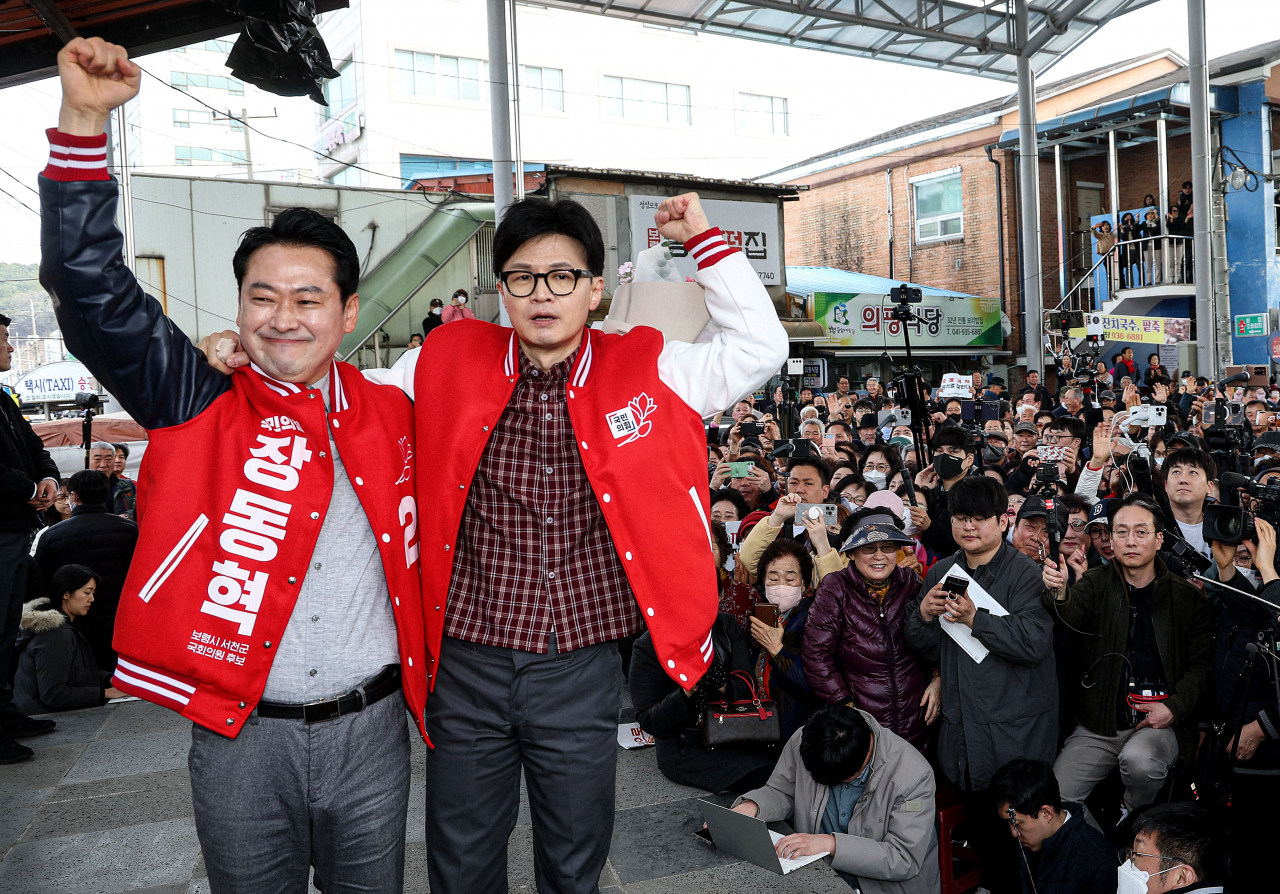 국민의힘 한동훈 비상대책위원장이 충남 보령 중앙시장에서 장동혁 후보와 시민들에게 인사하고 있다. [연합]
