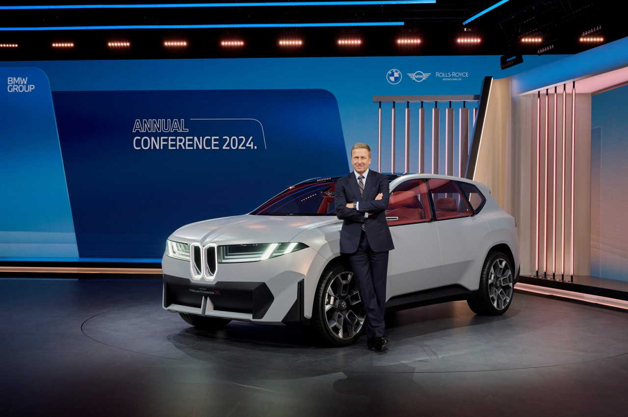 올리버 집세 BMW 그룹 회장이 오는 2025년 출시 예정인 ‘BMW 비전 노이어 클라쎄 X’ 앞에서 포즈를 취하고 있다. [BMW 제공]