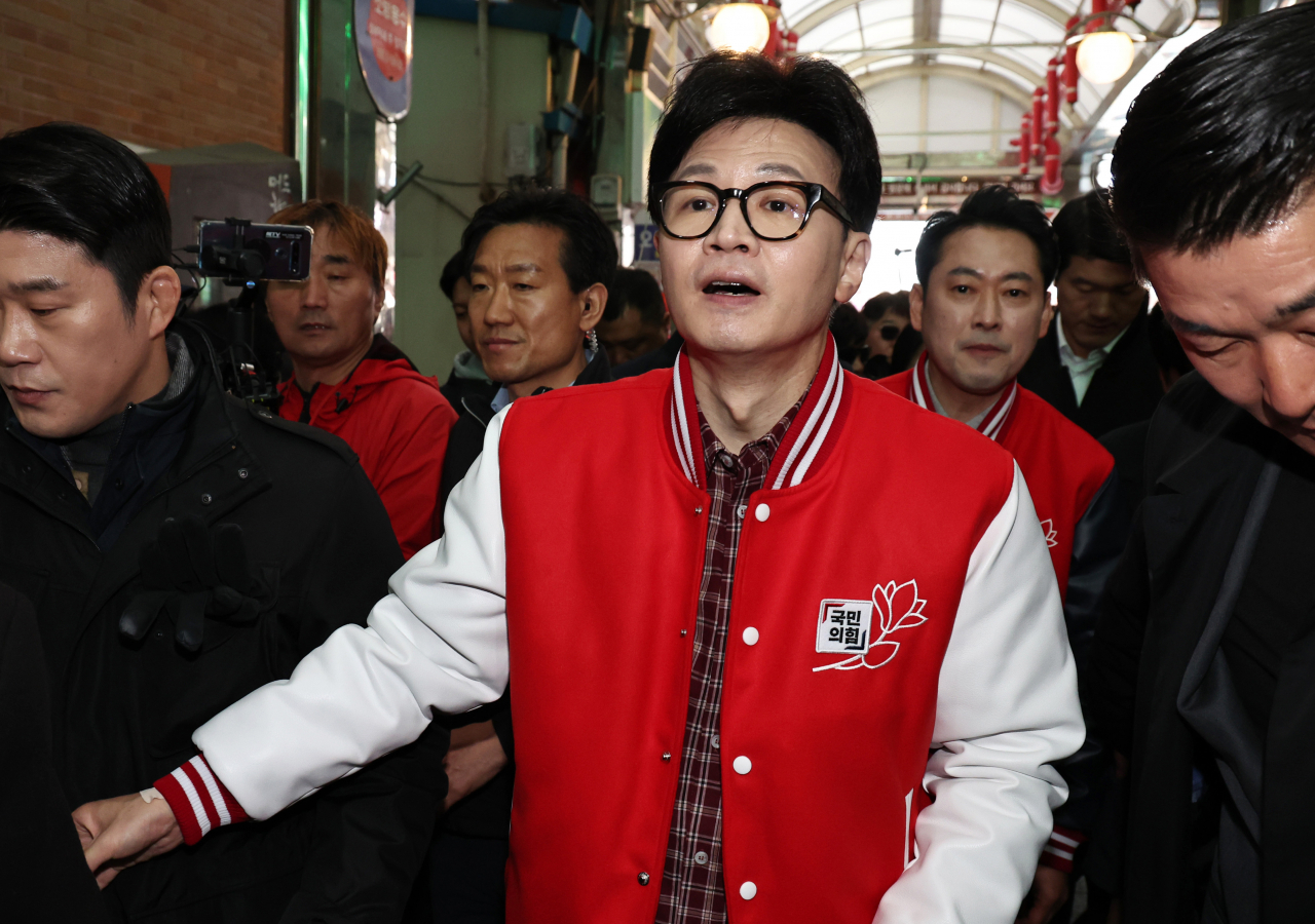 한동훈(앞둘 가운데) 국민의힘 비상대책위원장이 22일 장동혁 후보와 충남 보령 중앙시장에서 시민들에게 인사하고 있다. [연합]