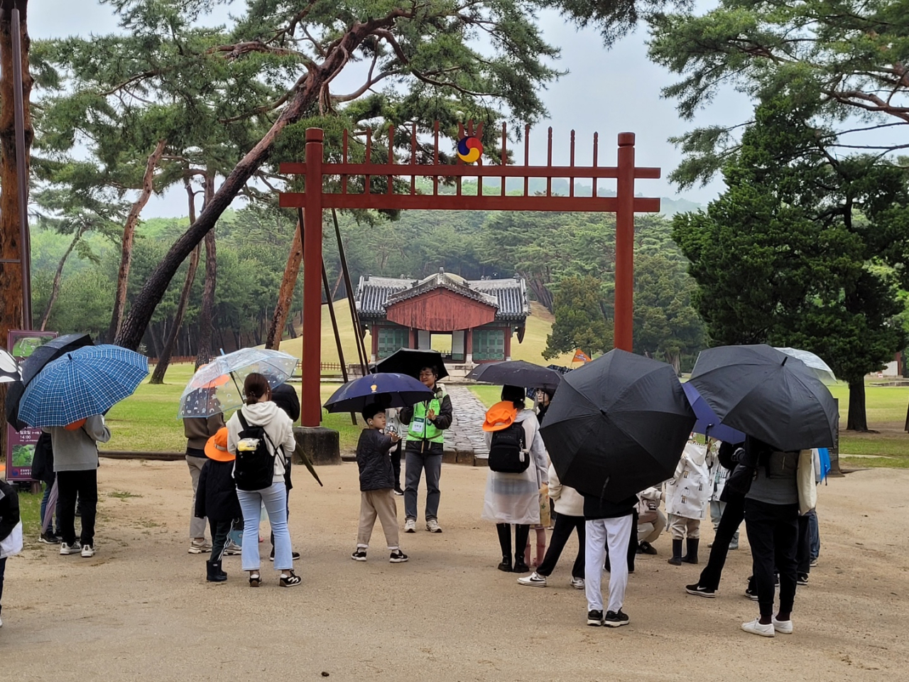 서울역사편찬원은 ‘엄마아빠와 함께하는 교과서 역사기행’ 참여자를 모집한다고 22일 밝혔다. 사진은 실제 답사 장면.[서울시 제공]
