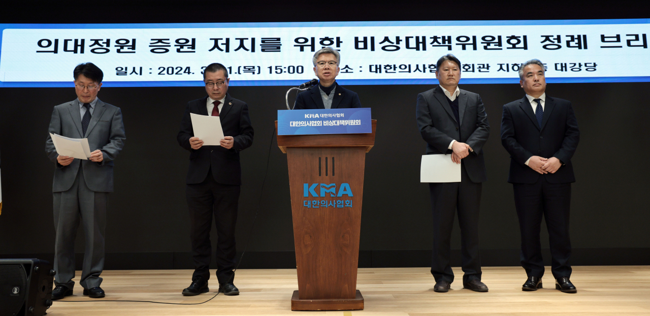 김택우 대한의사협회(의협) 비상대책위원회(비대위) 위원장이 지난 21일 서울 용산구 의협회관에서 열린 의대 정원 증원 저지를 위한 비대위 정례 브리핑에서 입장문을 발표하고 있다. [연합]