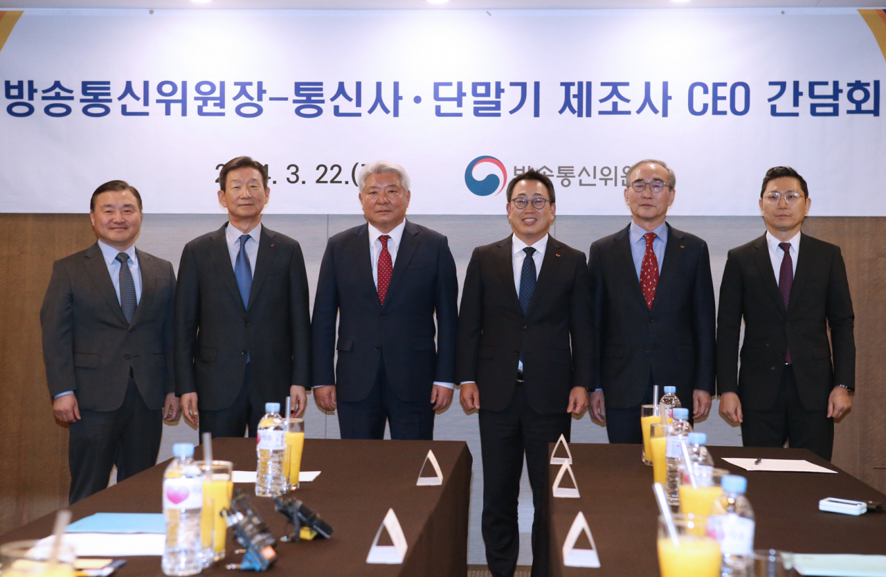 방송통신위원회는 22일 서울 중구 프레스센터에서 이동통신 3사와 삼성전자, 애플코리아 등 단말기 제조사 대표자들과 만나 가계 통신비 절감에 협조해줄 것을 논의했다. 왼쪽부터 삼성전자 노태문 사장, LG유플러스 황현식 대표, 김홍일 바통위원장, 유영상 SK텔레콤 대표, 김영섭 KT 대표, 안철현 애플코리아 부사장. [사진공동취재단]