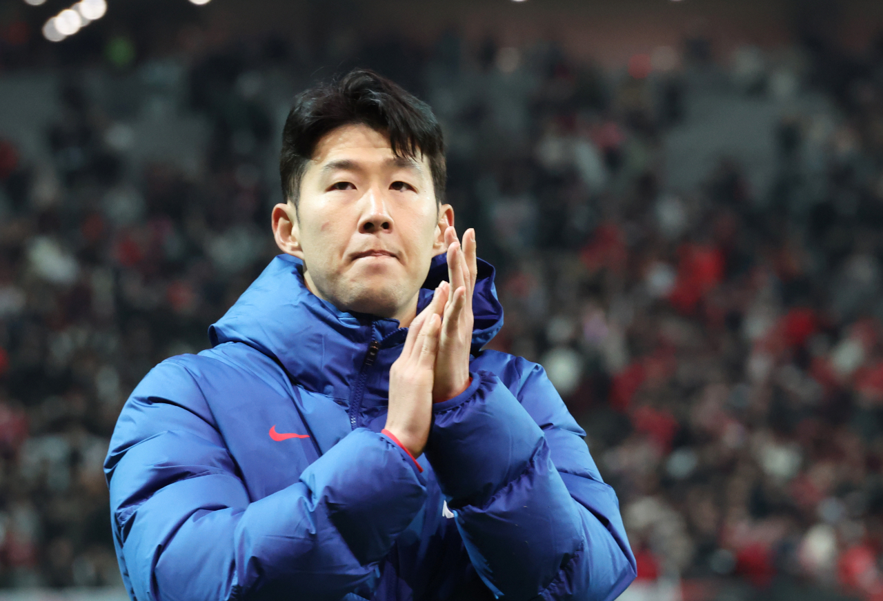 21일 서울월드컵경기장에서 열린 2026 북중미 월드컵 아시아 지역 2차 예선 C조 3차전 한국과 태국의 경기. 무승부로 경기를 마친 한국 손흥민이 관중에게 인사하고 있다. [연합]