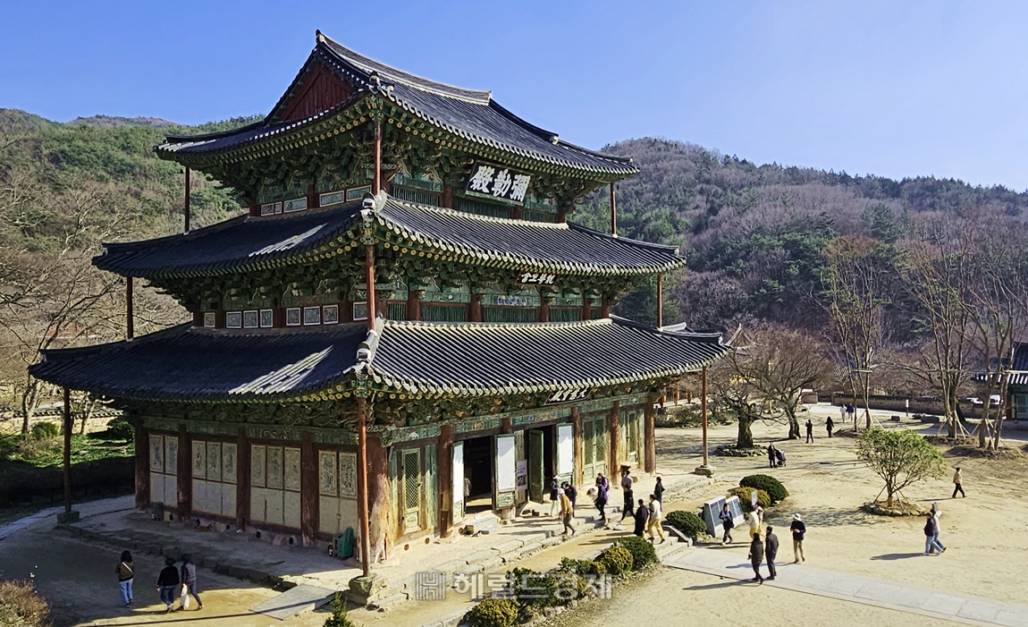 금산사를 상징하는 법당인 미륵전. 3층 높이의 목조 건물로 장대한 미가 있다.