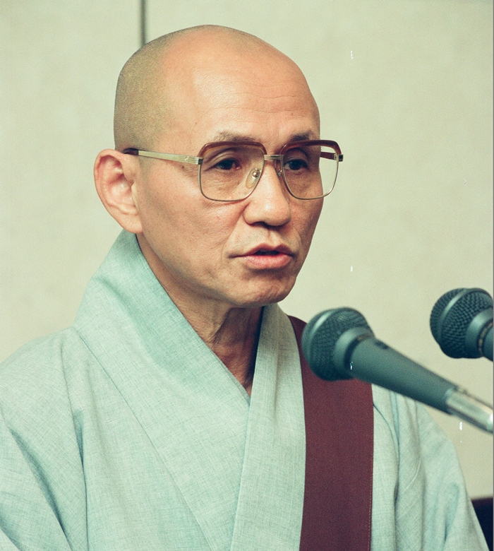 1994년 11월 기자회견을 열고 조계종 총무원장 출마를 선언하는 월주스님. 그는 26세 때 금산사 주지를 지냈다. [연합]