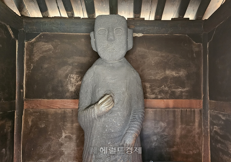 금산사 입구 기도처에 세워진 불상