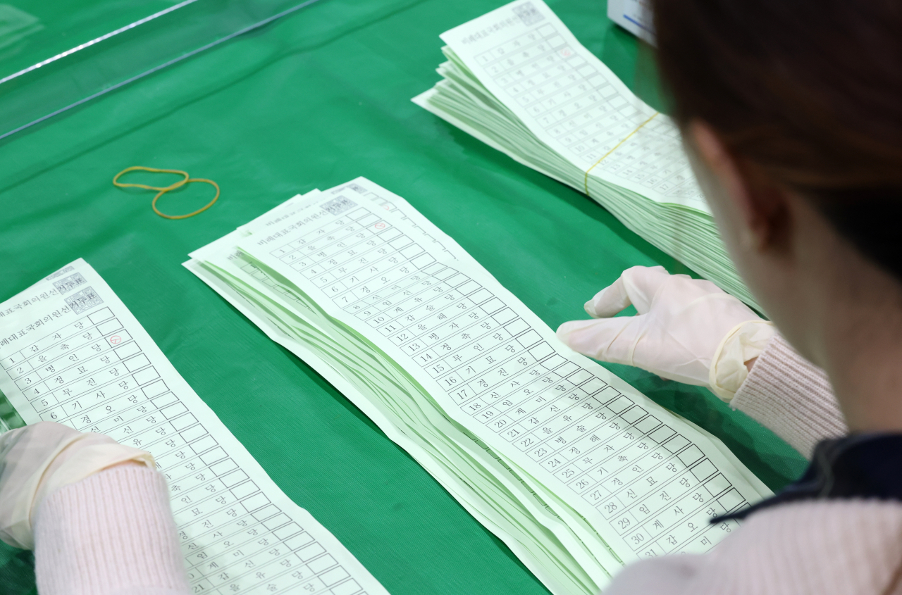 1월 전북 전주시 전주대에서 전북특별자치도 선거관리위원회 관계자들과 관련 공무원들이 제22대 국회의원선거 수검표 개표 시연을 하고 있다.[뉴시스]