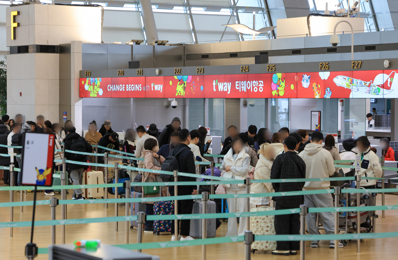 인천국제공항 제1여객터미널에서 일본 등 해외로 향하는 여행객들이 탑승 수속을 위해 줄을 서고 있다. [연합]