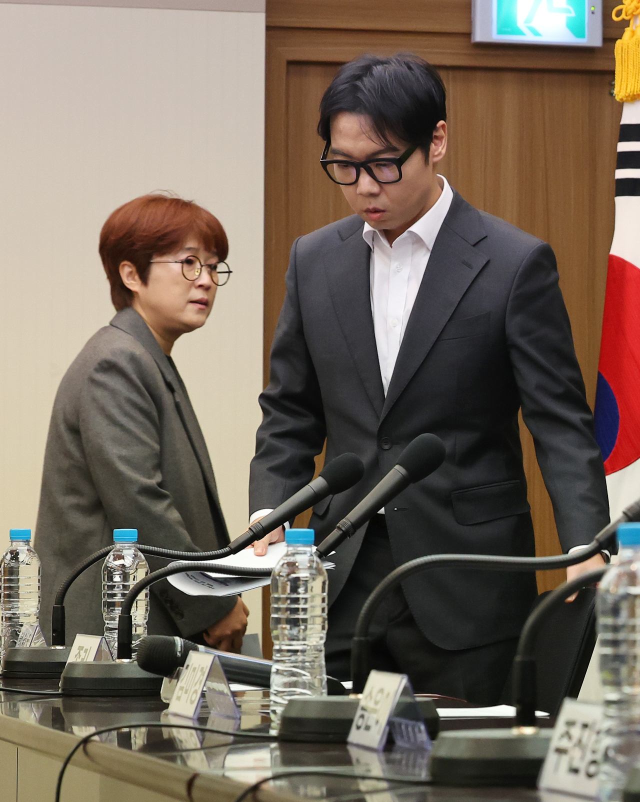 22일 오후 서울 중구 프레스센터에서 열린 유명인 사칭 온라인 피싱범죄 해결 촉구를 위한 기자회견에 개그맨 황현희(오른쪽), 개그우먼 송은이가 참석하고 있다. [연합]