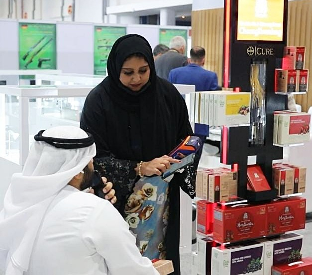 UAE 내 약국의 ‘정관장’ 전용 카운터에서 현지 약사가 제품 설명을 하고 있다. [한국인삼공사 제공]
