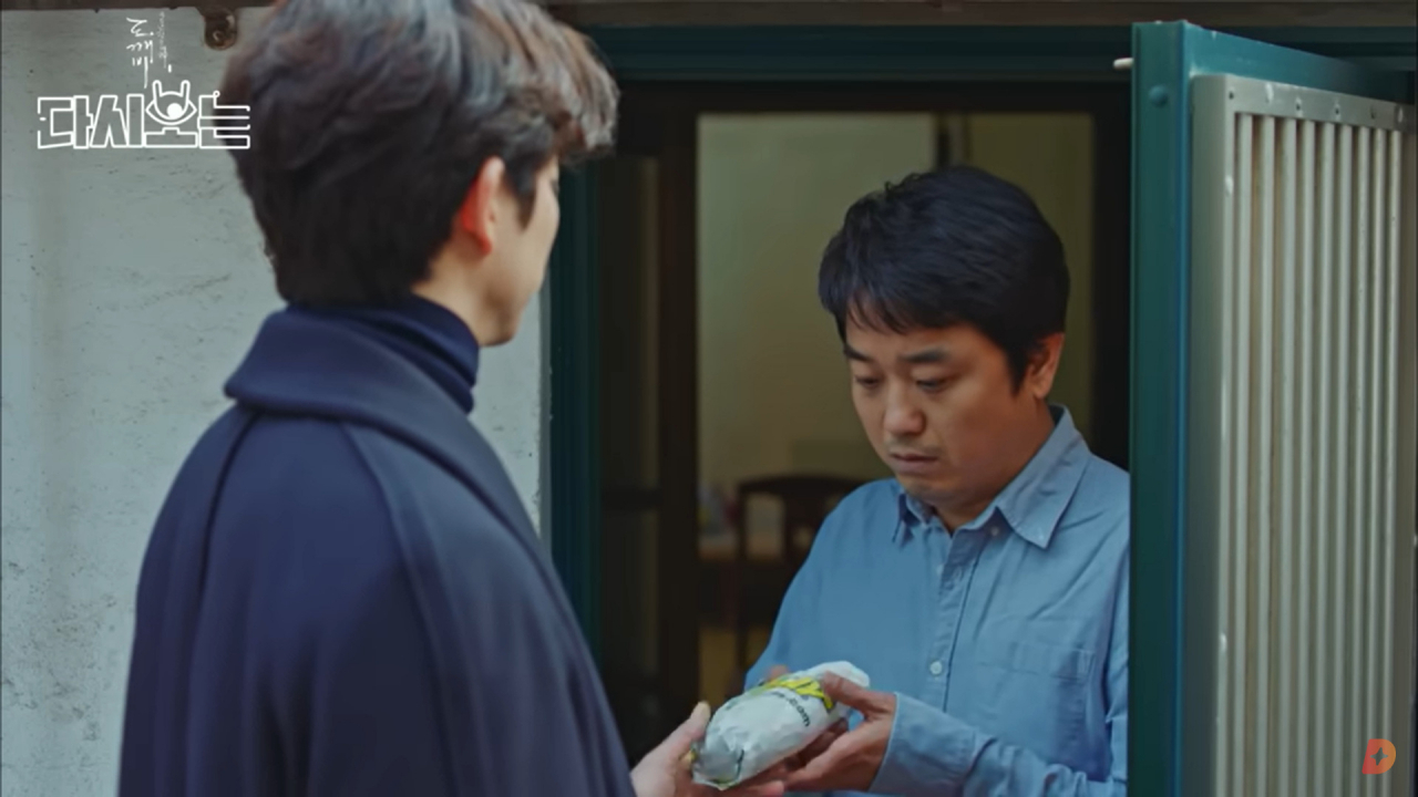tvN 드라마 ‘도깨비’ 한 장면. 김신(공유)가 써브웨이 샌드위치를 건네고 있다. [유튜브 tvN D ENT 채널 영상 캡쳐]