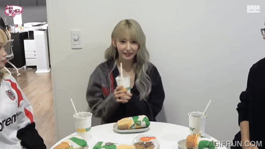 아이돌 그룹 르세라핌 멤버 김채원, 사쿠라 씨가 참여한 미니(mini) 핑계고 영상 한 장면. [뜬뜬 유튜브 채널 영상 캡쳐]