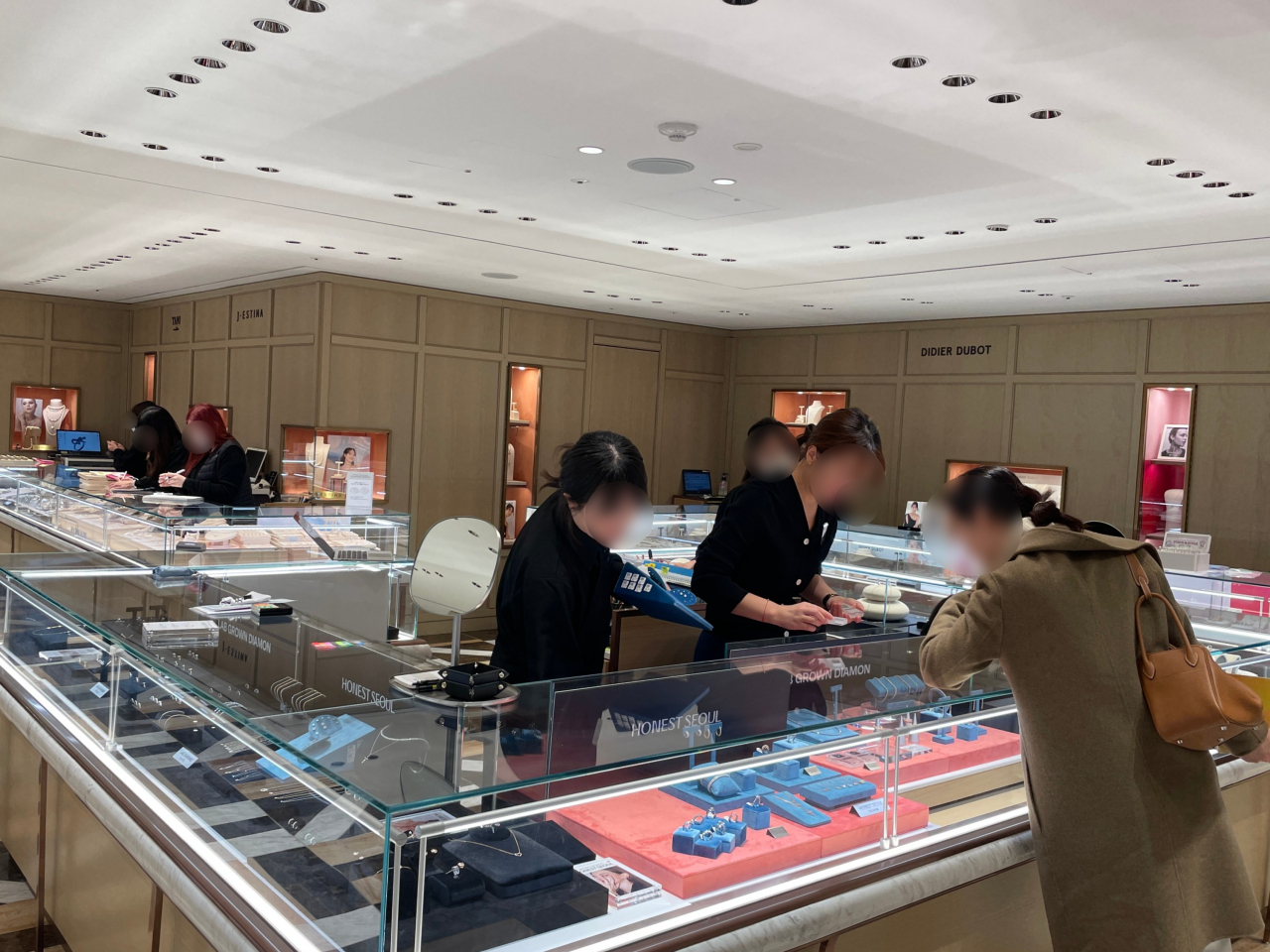 서울 서초구 신세계백화점 강남점(본점) 어니스트서울 매장. 전새날 기자