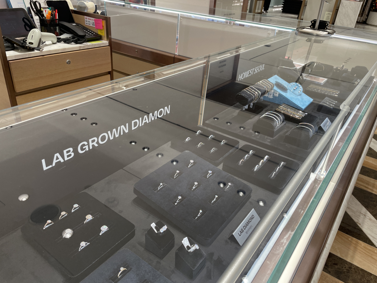 서울 서초구 신세계백화점 강남점(본점) 어니스트서울 매장. 전새날 기자