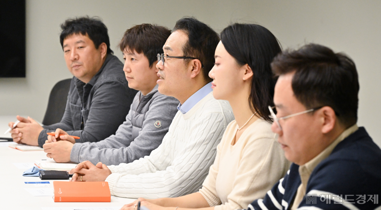 한화 글로벌부문 콘텐츠사업팀 성윤수(오른쪽부터) 과장, 윤두연 차장, 문범석 팀장, 박정호 과장, 고길남 과장이 13일 서울 중구 한화빌딩에서 헤럴드경제와 인터뷰를 가지고 있다. 임세준 기자